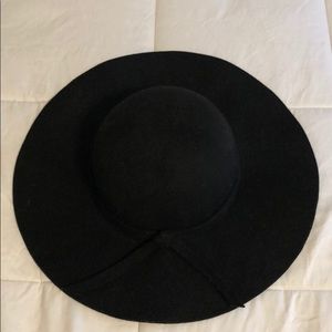 Black floppy hat with tie